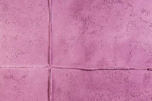 Розовая бетонная стена с шарниром