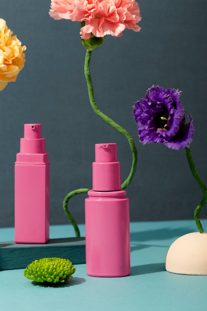 ピンクの化粧品容器と花