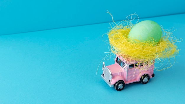 卵の静物画とピンクのイースター車