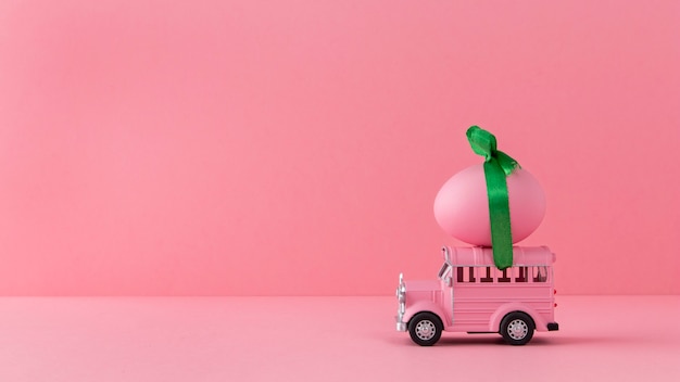 Розовый пасхальный автомобиль с розовым яйцом