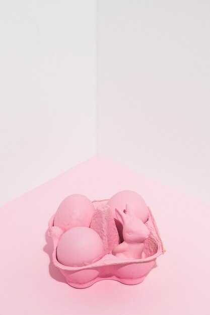선반에 작은 토끼와 핑크 부활절 달걀