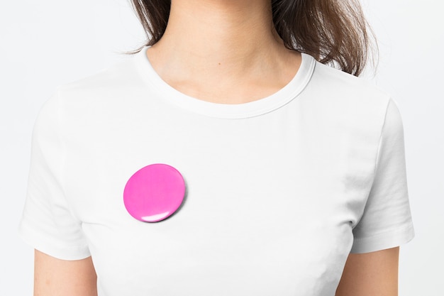 無料写真 デザインスペースのある女性のtシャツにピンクの空のバッジピン