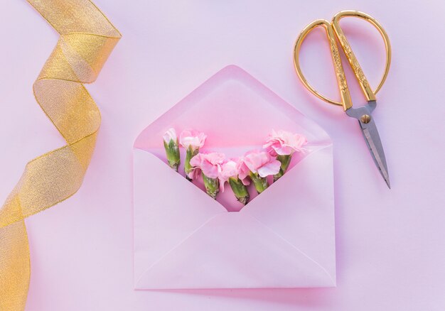 テーブル上の封筒にピンクの花