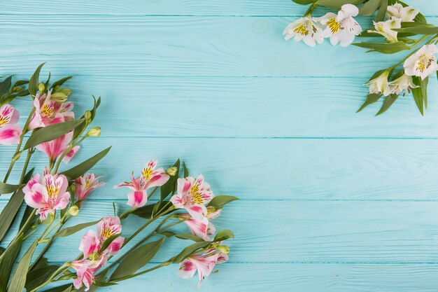 ピンクの花が青いテーブルの上に散らばって