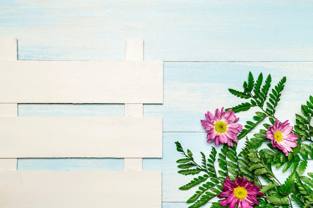 Free photo pink flowers with piece of fence