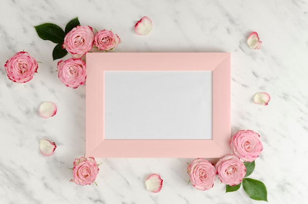 Foto gratuita cornice rosa con rose eleganti