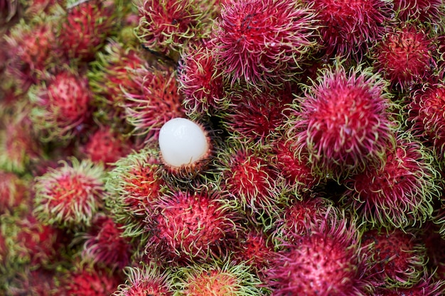緑の毛とピンクの果物
