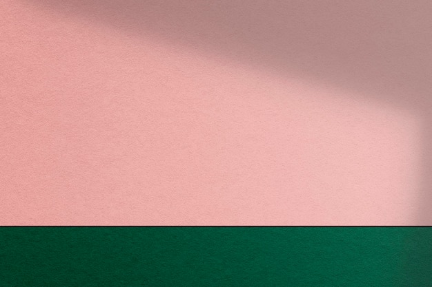 ピンクとグリーンの製品の壁