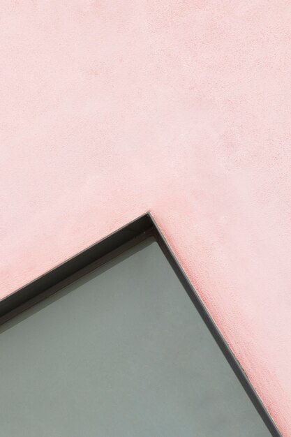 Розовый и серый фон стены