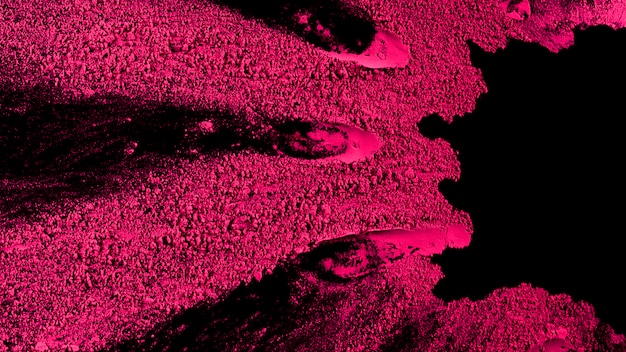 黒い表面にピンクのホーリーパウダー
