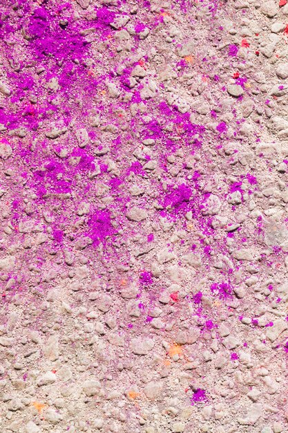 地面にピンクのホーリーパウダー