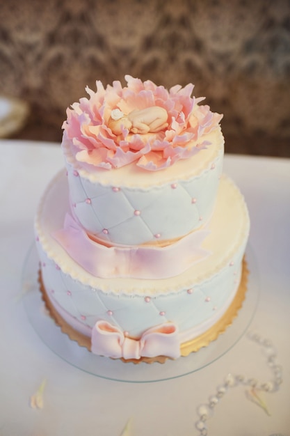 "결혼식을위한 분홍색 층 케이크"