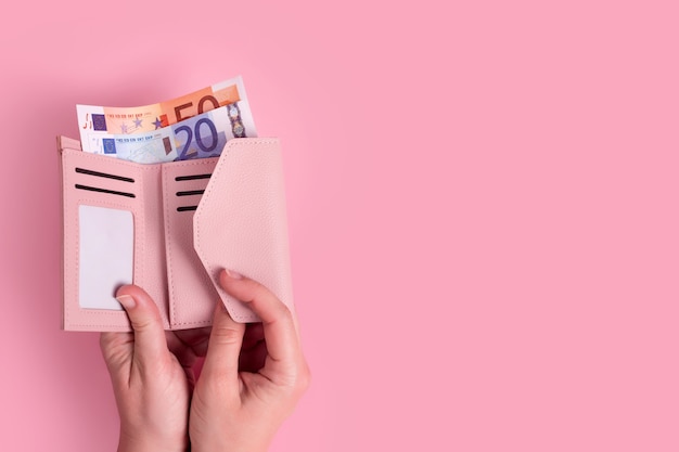 여성의 손에 유로 돈, 돈, 재정, 쇼핑, 현금의 개념 핑크 가죽 지갑 프리미엄 사진