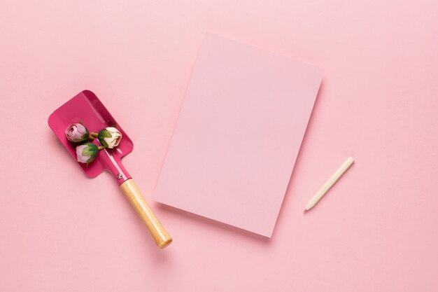 花とピンクの手紙