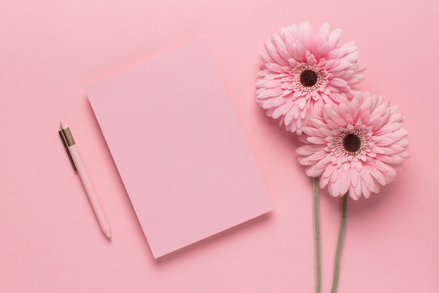 ピンクの花とペンとピンクの手紙