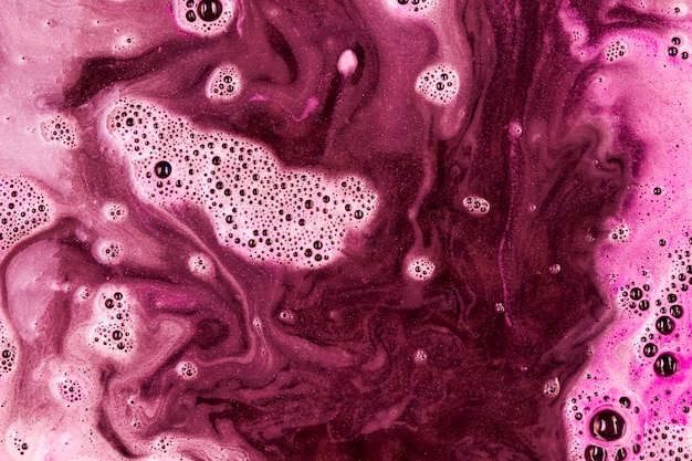 거품이있는 분홍색 액체