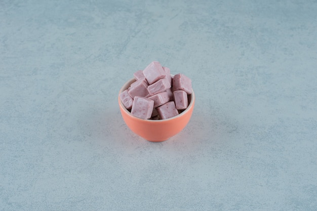 白い表面のボウルにピンクのマシュマロキャンディー