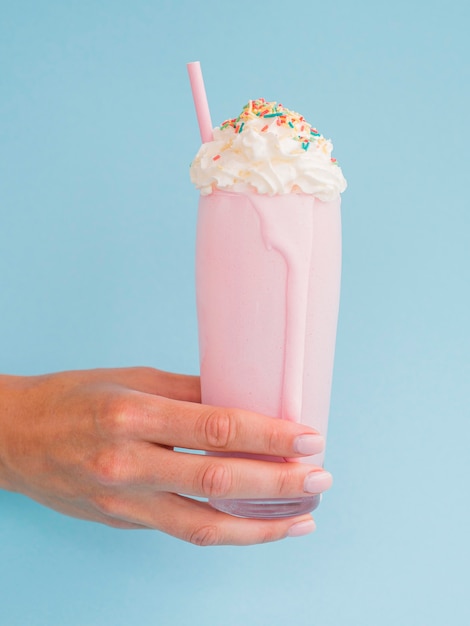 Розовый молочный коктейль с синим фоном