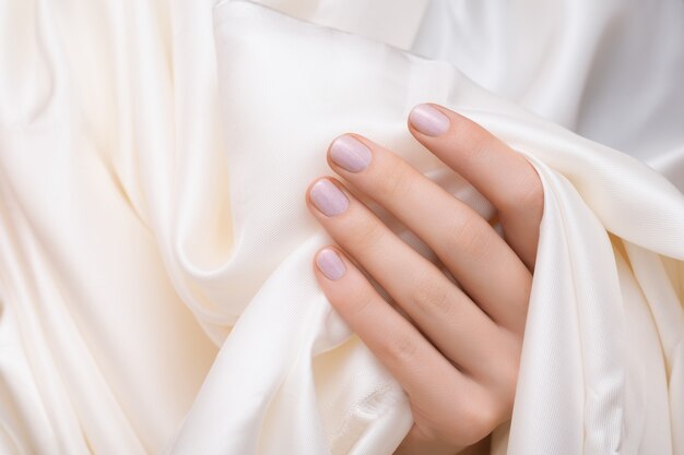 Розовый дизайн ногтей. Женская рука с блеском маникюра.