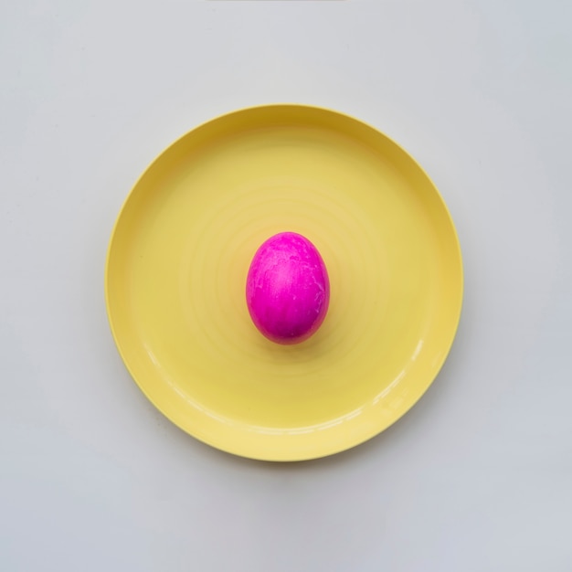 접시에 분홍색 페인트 계란