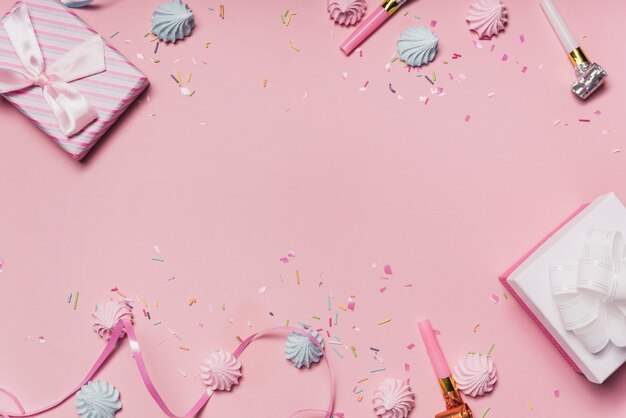 キャンディーとピンクのパーティーの背景;パーティーブロワーとカールリボン