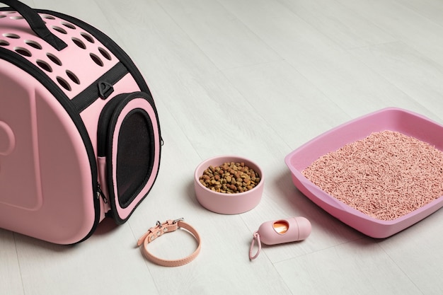 Композиция из розовой сумки для домашних животных