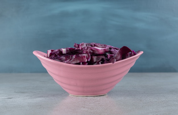 紫キャベツの野菜をスライスしたピンクのプレート。高品質の写真