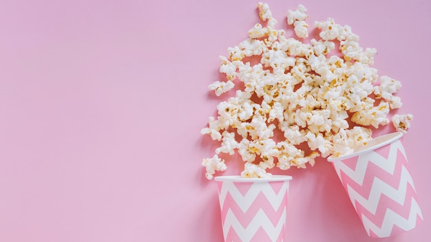 Foto gratuita sfondo rosa popcorn