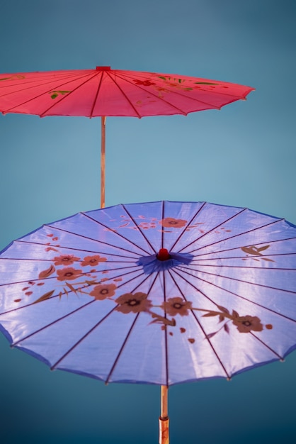 분홍색과 보라색 wagasa 우산 배경