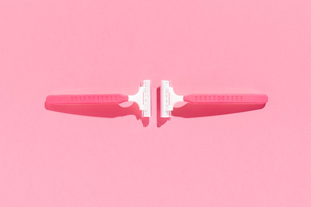 Free photo pink razor blades top view