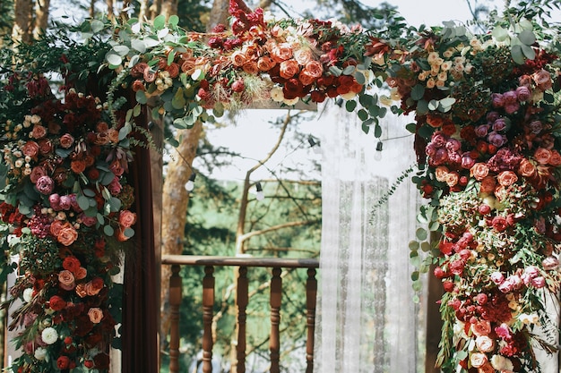 Розовые и красные копья украшают свадебный алтарь