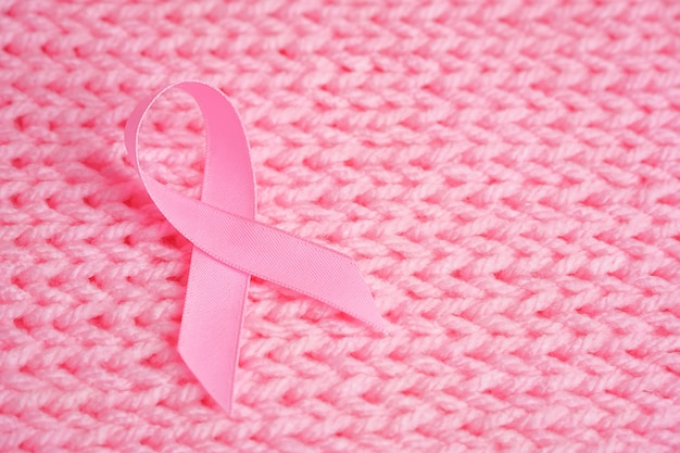 복사 공간이 있는 분홍색 실크 배경에 분홍색 리본 유방암
