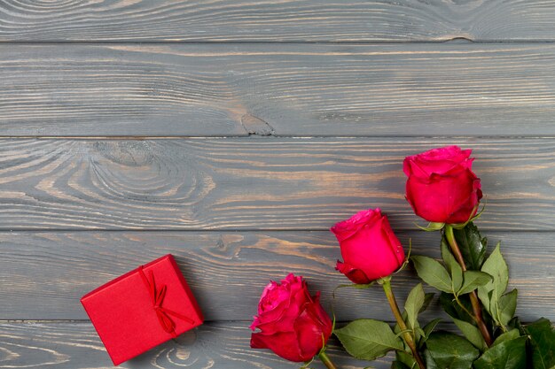 ギフト用の箱とピンクのバラの花
