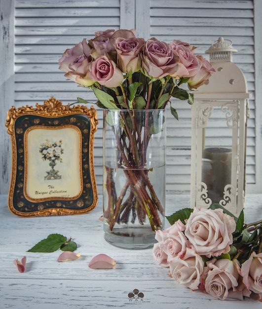 Foto gratuita bouquet di rose rosa sul tavolo