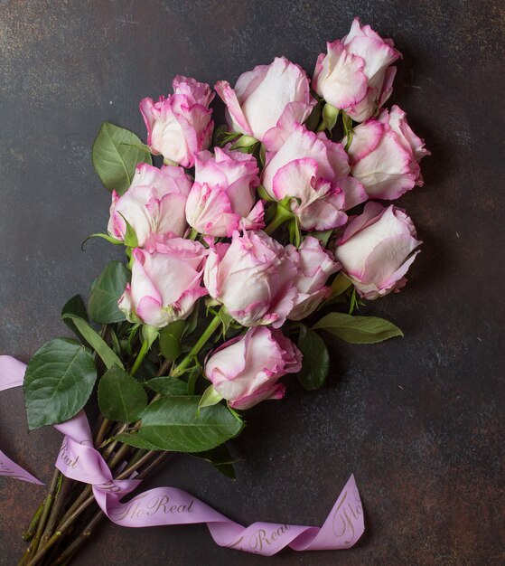 розовые розы на столе