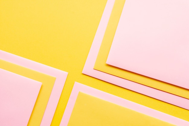Бесплатное фото Розовый набор декорированных листов бумаги