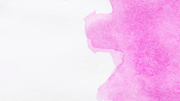 Розовое пятно на фоне абстрактных акварельных чернил