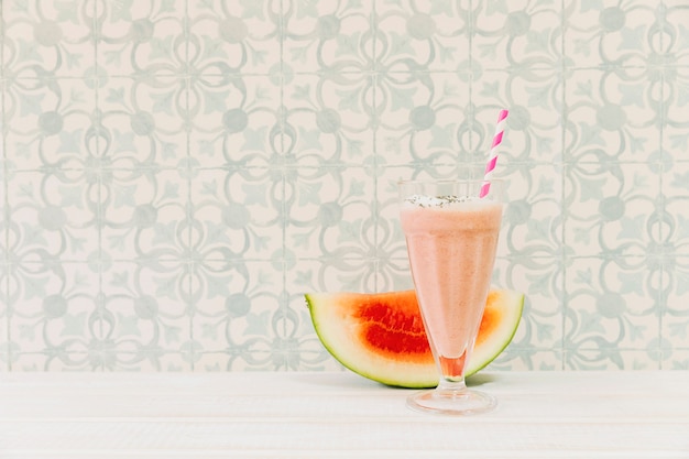 Free photo pink summer smoothie with watermelon