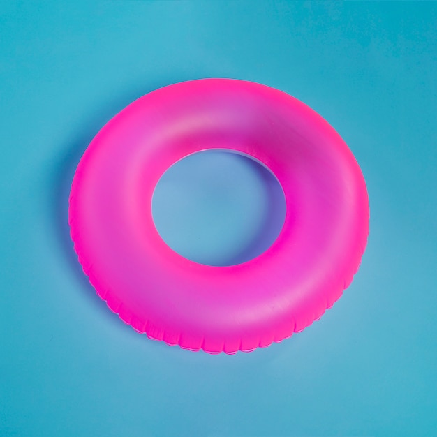 Розовый плавательный круг