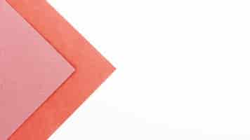 Free photo pink triangular cardboard sheets with copy space