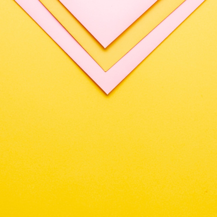 Free Photo pink triangular paper sheets with copy space