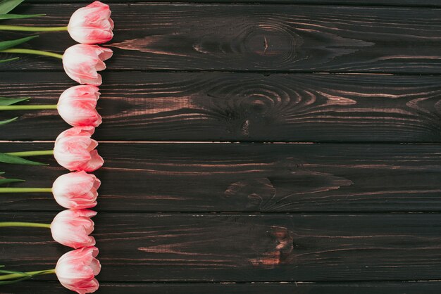 木製のテーブルにピンクのチューリップの花