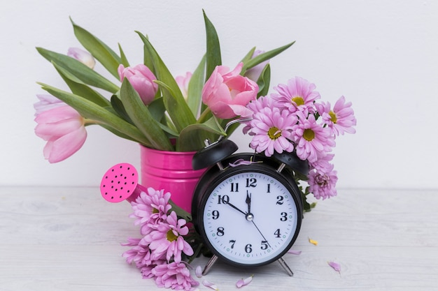 Foto gratuita tulipani rosa e orologio