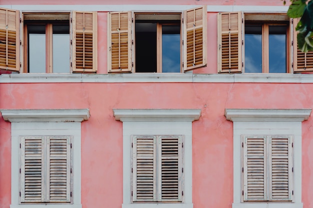 분홍색 벽과 흰색 창문