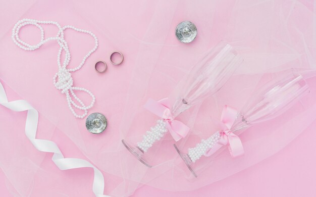 シャンパングラスとピンクの結婚式の装飾