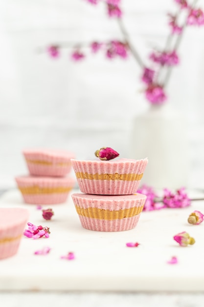 Розовая и белая керамическая чаша на белом столе