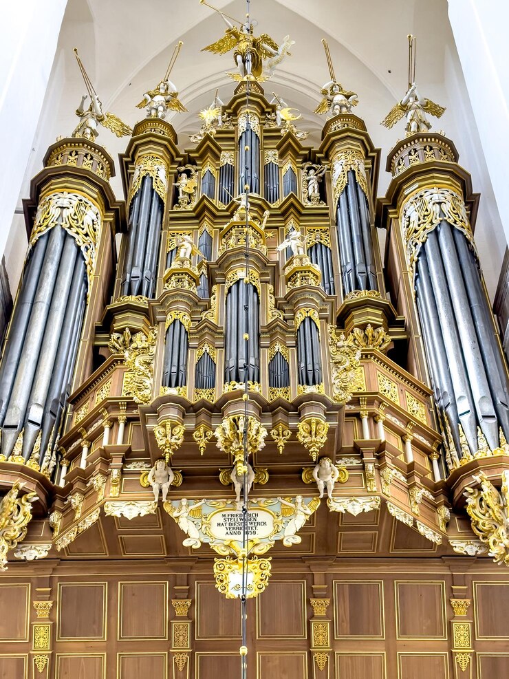 Free Photo pipe organ with golden details inside an european church