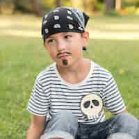 Foto gratuita costume da pirata per bambino