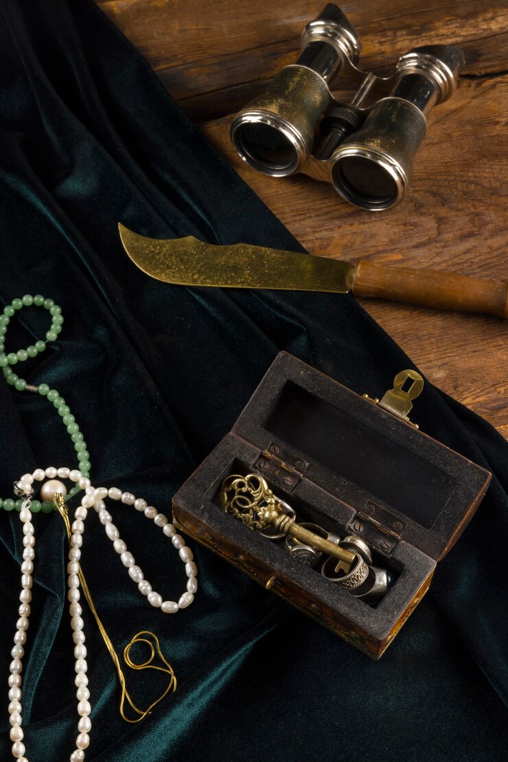 Free Photo pirate artifacts arrangement still life