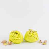 Foto gratuita gelato al pistacchio su sfondo bianco